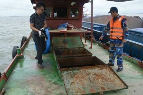 Tàu sắt chở 35.000 lít dầu không nguồn gốc