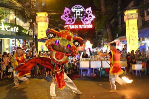 Phố Hàng Mã 'thất thủ' trước rằm Trung Thu