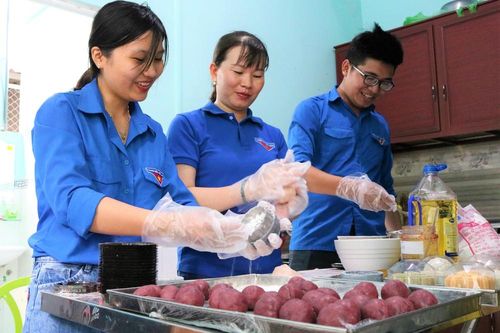 Lồng đèn vỏ lon, bánh trung thu handmade tặng trẻ em vùng sâu
