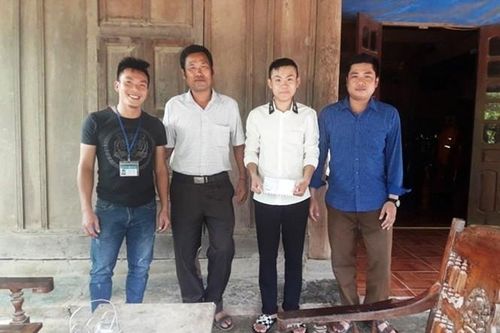 Tặng huy hiệu tuổi trẻ dũng cảm cho nam sinh cứu người khỏi nước lũ