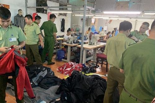 Kiểm tra đột xuất, phát hiện một cơ sở lớn làm giả hàng hiệu 'The North Face'
