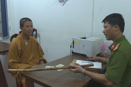 Xin vượt xe không được, sư thầy đập vỡ kính ô tô người đi đường