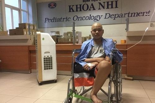 Chồng mất vì điện giật, góa phụ đau đớn nhìn con trai cắt bỏ chân vì ung thư