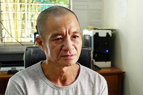 Đến trường chờ đón cháu tan học về, gã đàn ông dụ dỗ dâm ô bé gái 9 tuổi