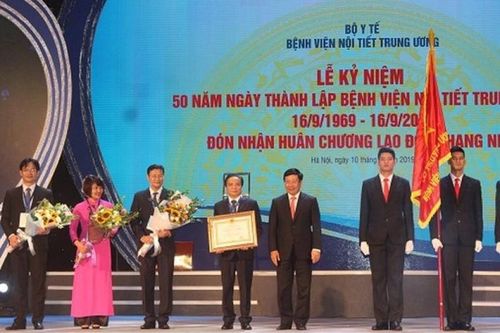 BV Nội tiết TƯ vinh dự đón nhận Huân chương Lao động hạng Nhất