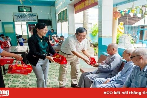 Trao quà trung thu cho trẻ em và người già có hoàn cảnh đặc biệt