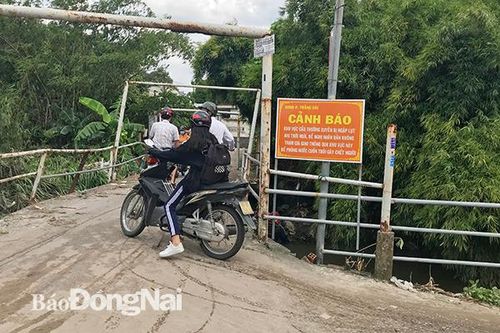 Nỗi lo khi qua cầu dân sinh mùa mưa