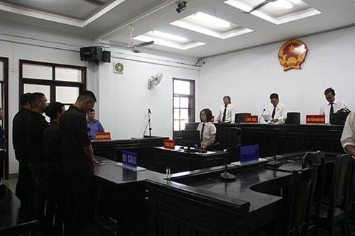 Mâu thuẫn giao thông, rủ nhau đi đánh người