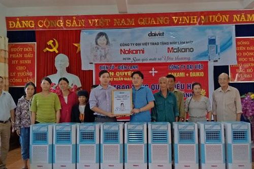 Tặng quạt cho các gia đình có hoàn cảnh khó khăn tại xã Xuân Giao và Sơn Hà (Bảo Thắng)