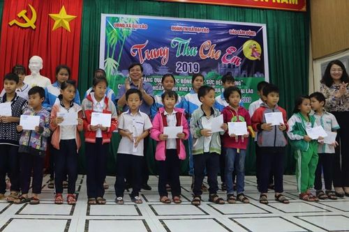 Báo Lâm Đồng trao 60 suất học bổng 'tiếp sức đến trường' cho học sinh vùng lũ Đại Lào