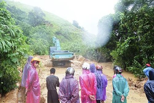 Tiếp tục thông tuyến nhiều điểm giao thông bị chia cắt