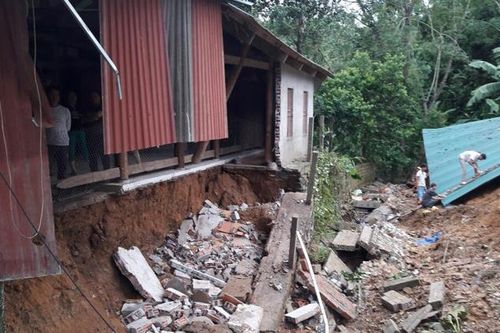 Thêm 4 nhà dân bị sạt lở do mưa lũ