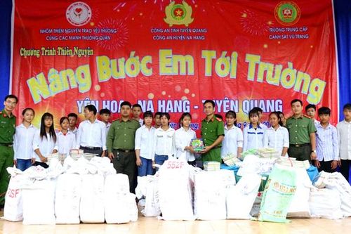 Chương trình thiện nguyện 'Nâng bước em tới trường' tại huyện Na Hang