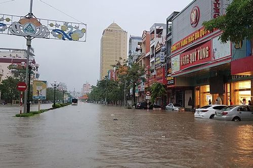 Mưa lớn nhiều tuyến phố ngập sâu trong nước