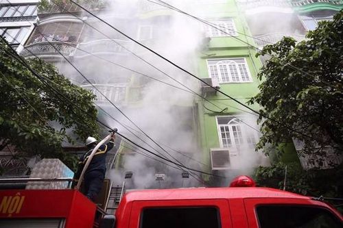 Hà Nội: Mưa lớn vẫn cháy nhà