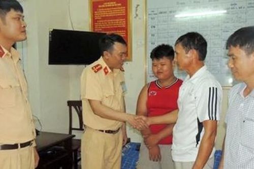 CSGT Hà Nam giúp đỡ cậu bé đi xe máy bị lạc