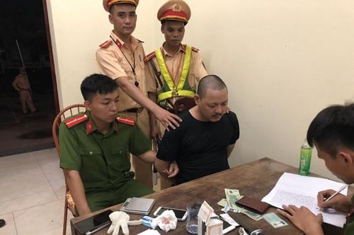 Thuê taxi vận chuyển ma túy 'đá'