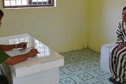 Đi chùa cùng bạn gái tiện tay móc cốp xe trộm ví tiền