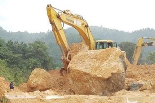 Thông tuyến đường đến 2 xã bị cô lập tại rẻo cao Hướng Hóa