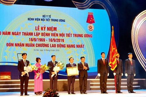 Bệnh viện Nội tiết trung ương đón nhận Huân chương Lao động hạng Nhất