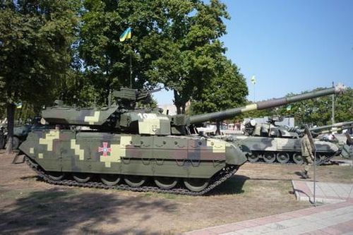 Ukraine biểu dương lực lượng tăng thiết giáp hùng hậu răn đe ly khai miền Đông