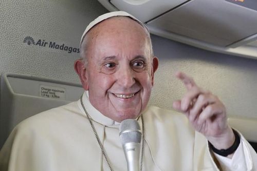 Giáo hoàng Francis nói những người chỉ trích 'đâm sau lưng' ông