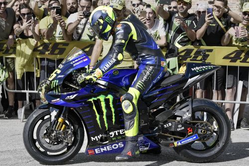 MotoGP: Valentino Rossi lái siêu môtô YZR-M1 trên đường phố công cộng
