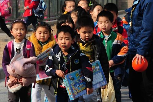 Trường học Trung Quốc dạy bé trai thành anh hùng, bé gái thành thục nữ