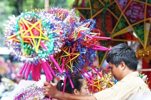 Đồ chơi nilon 'bủa vây' phố Hàng Mã dịp Tết Trung thu