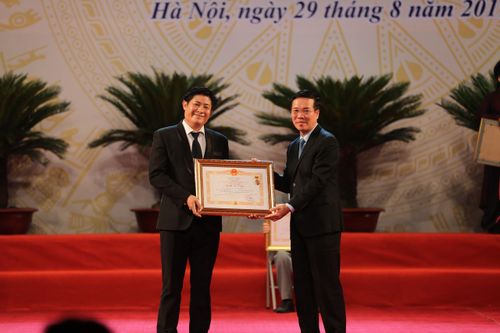 Hai mẹ con nhận danh hiệu NSND, NSƯT: Mẹ truyền, con nối