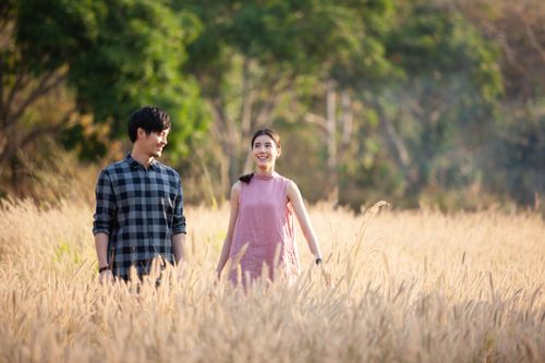 Esther Supreeleela chào tiếng Việt, Jun Vũ trổ tài nói tiếng Thái trong buổi ra mắt 'Thách yêu 2 năm'