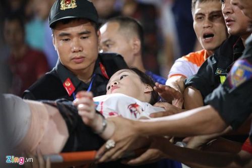CĐV Hà Nội đi cấp cứu do trúng pháo sáng trên sân Hàng Đẫy
