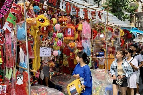 Phố Hàng Mã nhộn nhịp trước Tết Trung thu