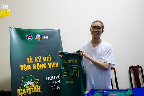 VBA trao niềm vui bất ngờ cho chàng baller ung thư