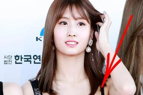 Momo Twice khiến fan 'đứng hình' khi tuột dây áo trên thảm đỏ