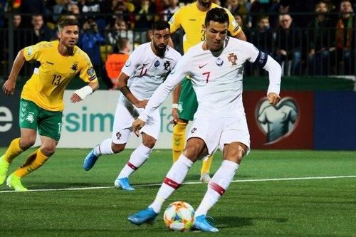 Ronaldo lập kỷ lục ghi bàn ở vòng loại Euro