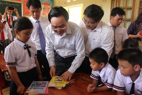 Bộ trưởng Phùng Xuân Nhạ dự khai giảng muộn tại vùng lũ Tân Hóa