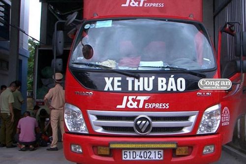 Hàng lậu, hàng giả tung hoành trên QL1A (Bài 1: Hàng lậu, hàng cấm 'đi nhờ' xe… sạch!)
