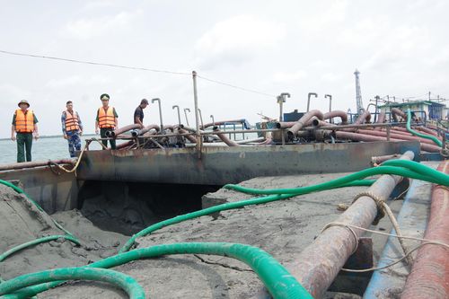 Bắt giữ 13 phương tiện vận chuyển cát lậu trên biển