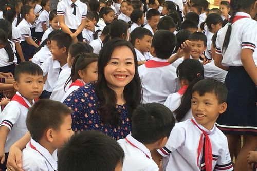 Lễ khai giảng muộn của những học sinh đi dép lê