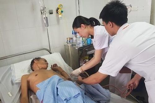 Bệnh nhân người Lào bị tràn dịch mủ màng phổi được bác sĩ Việt cứu sống