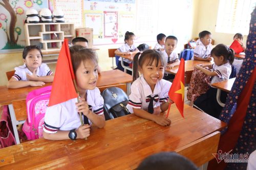 Thầy trò tâm lũ Quảng Bình đón khai giảng muộn nhất cả nước
