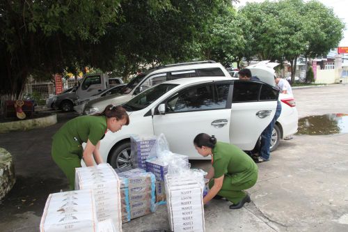 Công an Cần Thơ bắt giữ xe ô tô vận chuyển hơn 11.000 bao thuốc lá lậu
