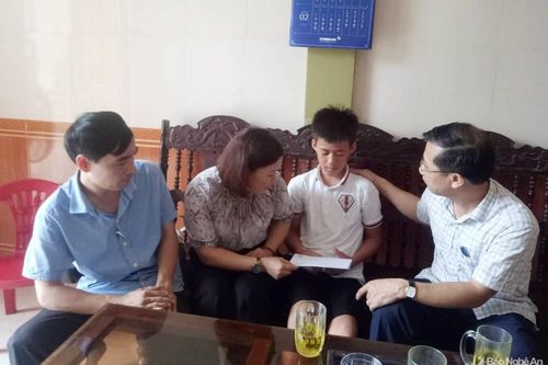 Thăm hỏi, hỗ trợ các gia đình thuyền viên gặp nạn ở Quỳnh Lưu