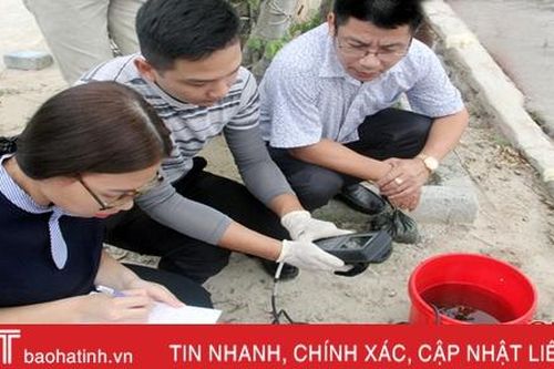 Chuyên gia lấy mẫu, tìm nguyên nhân thủy sản chết hàng loạt ở Hà Tĩnh