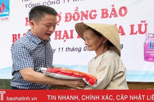 Nhiều phần quà ý nghĩa đến với người dân vùng lũ Hà Tĩnh