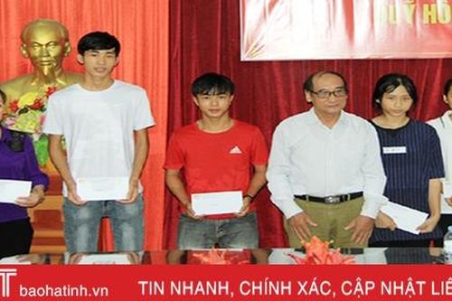 Quỹ học bổng Hồng Lam hỗ trợ học sinh nghèo Nghi Xuân 232 triệu đồng
