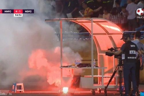 Hà Nội FC vùi dập Nam Định 6 - 1 trong ngày pháo sáng đỏ rực trên sân Hàng Đẫy