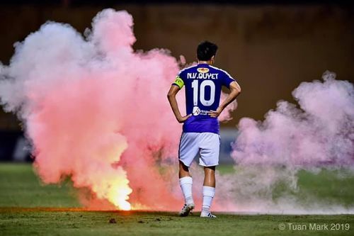 Hà Nội – Nam Định (6-1): mưa bàn thắng và pháo sáng khiến một cổ động viên phải cấp cứu