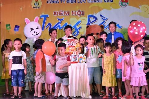 'Đêm hội trăng rằm' đến với trẻ Làng Hòa Bình